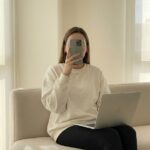Woman_taking_mirror_202604122110